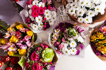 Beaucoup de bouquets de fleurs colorés, entreprise de fleuriste.