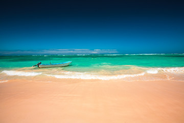 Fototapeta na wymiar Carribean sea and boat on the shore, beautiful panoramic view