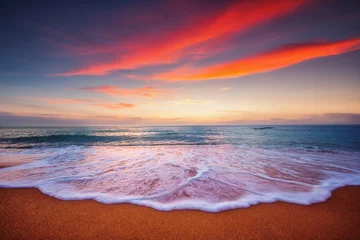 Schöner Sonnenaufgang über dem Meer © ValentinValkov