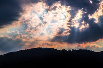 Abendrot und Sonnenstrahlen über Berge, Himmel
