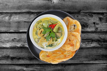 Ready served of Roti , Indian food as deep fried flour ,with Thai green curry.