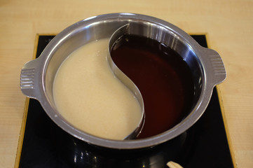  Double flavor hot pot