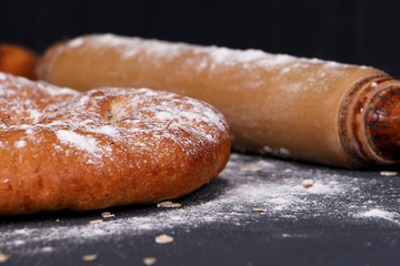 свежевыпеченный хлеб в муке со скалкой крупным планом