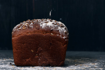 свежий хлеб в муке крупным планом