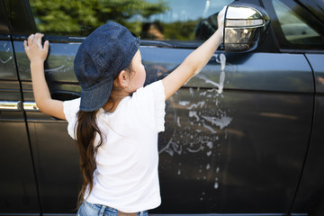 洗車をする女の子
