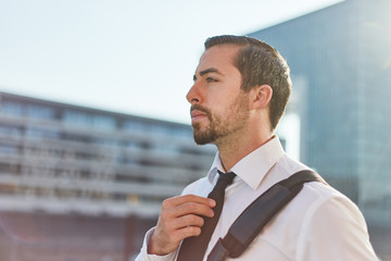 Junger Business Mann blickt zweifelnd