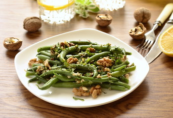 Green beans salad with walnuts