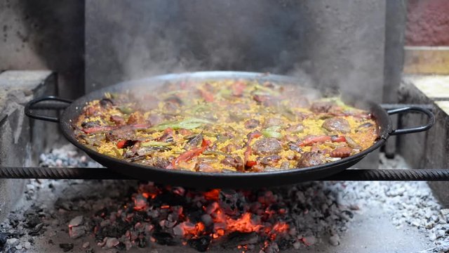paella valenciana en espa&ntilde;a cocinada a fuego