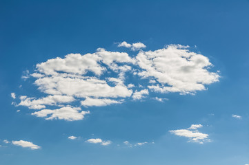 Blauer Himmel mit weißen Wolken 