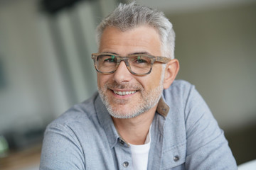 Middle-aged guy with trendy eyeglasses - obrazy, fototapety, plakaty