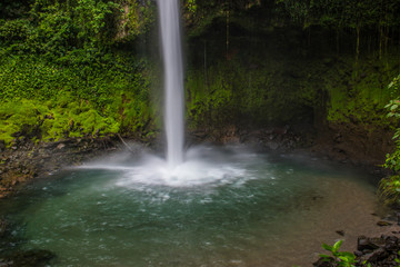 Fototapeta na wymiar La Fortuna waterfall pod detail