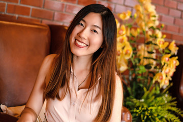 Fototapeta premium The beauty lady is posing with smile and happy face,blurry light around.