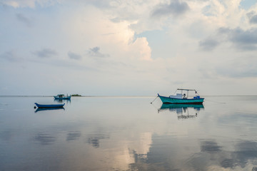 Obraz premium Sea and boats on Maldives