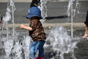 水遊び (Play with water)