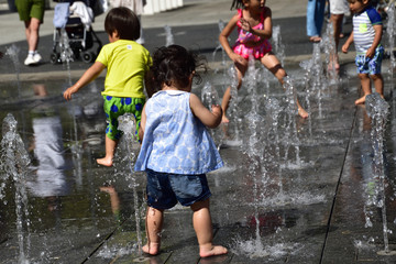 水遊び (Play with water)