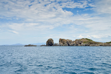 Fototapeta na wymiar rocky rock ridge in the South China Sea, the coastline of the island of Hong-Mun