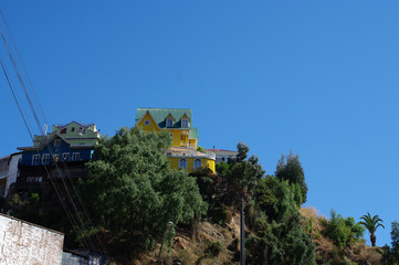 Fototapeta premium Maison jaune sur les collines de Valparaiso