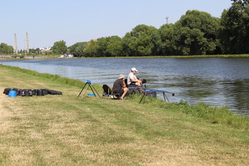 canal de saint quentin avec deux p&ecirc;cheurs