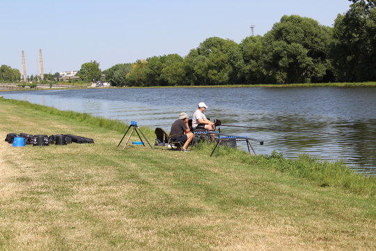 canal de saint quentin avec deux p&ecirc;cheurs