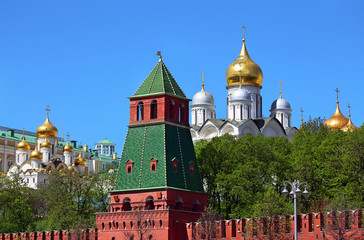 Fototapeta na wymiar Cathedrals of Moscow Kremlin behind red kremlin wall