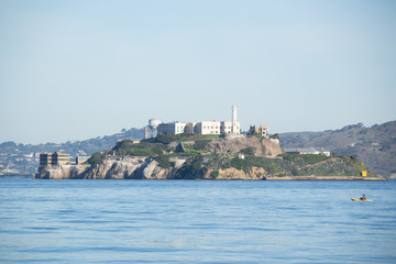 Fototapeta na wymiar Alcatraz von San Francisco aus fotografiert