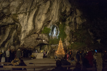 peregrinos ante la cueva del Santuario de Lourdes  en Francia 