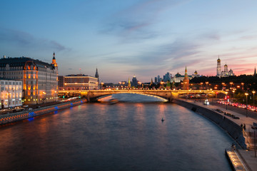 Obraz premium Widok na most Bolszoj Moskworiecki