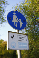 Verkehrsschild, Schild, Mutter mit Kind, Fußgängerzone und den Worten: Hier kein Hundeklo und Leinenzwang