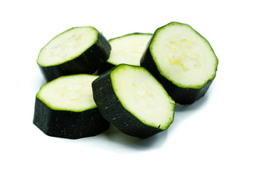 Zucchini scheiben isoliert freigestellt auf weißen Hintergrund, Freisteller