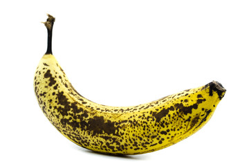 Braune reife Banane isoliert freigestellt auf weißen Hintergrund, Freisteller