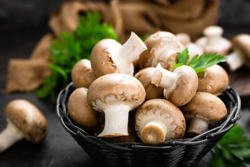 Pilze. Frische Champignons im Korb