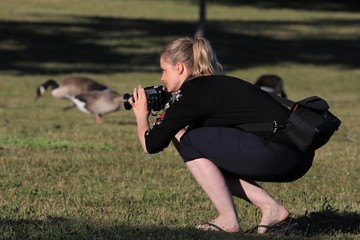 woman taking picture with a dslr camera © Lars Gieger