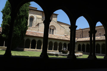 cloître de l'abbaye de saint hilaire dans l'aude en france