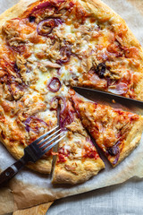 Tuna-onion-mozzarella pizza