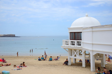 Fototapeta premium Cádiz, Spain - June 21, 2018: Beach line with bathers in Cadiz.