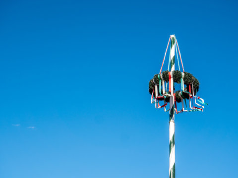 Blauer Himmel mit Maibaum