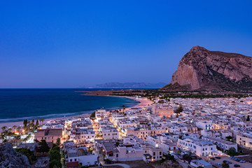 Vista panoramica della cittadina di San Vito lo Capo al crepuscolo, Sicilia