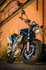 Fototapeta na wymiar Motorrad am Hafen vor einem Holztor