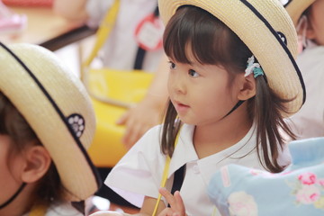 教室で制服を着る幼児(3歳児) (夏)