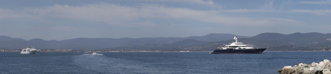 Fototapeta na wymiar Panorama mit Boot saint tropez