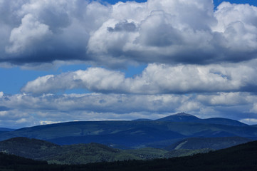 Fototapeta na wymiar Górski pejzaż z chmurami