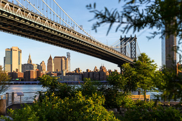 Obraz premium New York City / USA - JUN 25 2018: Brooklyn Bridge Park with Lower Manhattan skyline at sunrise