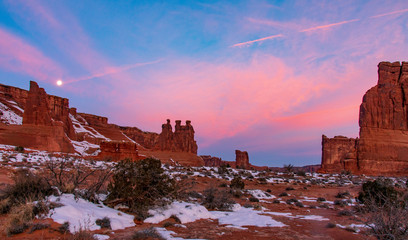 Obraz premium The Moon and Clouds Illuminated by the Sunrise Over the Three Gossips