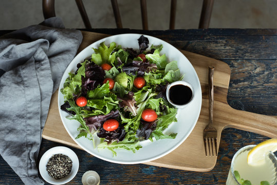 lettuce Salad with Balsamic Vinegar
