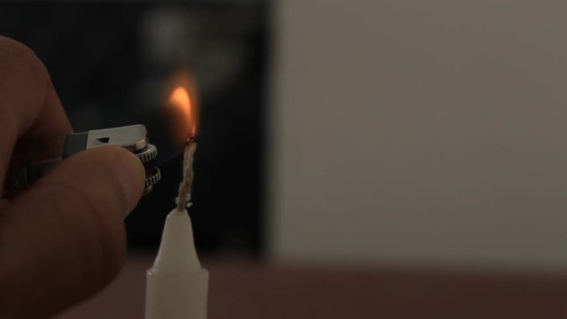 Persona prendiendo vela