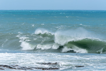 Fototapeta premium Ocean waves crashing in on the point at Curio Bay, Catlins, New Zealand.
