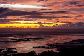 Fototapeta premium Beautiful dramatic sunset in paradise