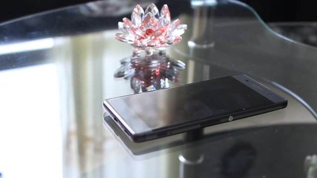 Persona agarrando celular