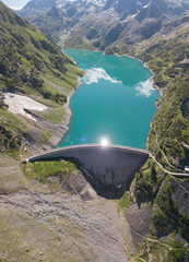 Luftaufnahme des Staudamms des Barbellino-Sees, eines alpinen künstlichen Sees. Italienische Alpen. Italien