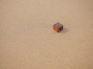 浜辺に漂着した四角の木片